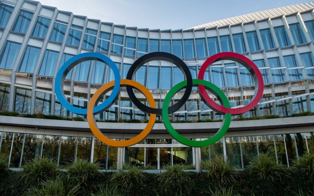 Gli anelli olimpici esposti all'esterno della sede del Comitato Olimpico Internazionale (CIO) l'11 gennaio 2020 a Losanna, in Svizzera. (Foto di David Ramos/Getty Images)