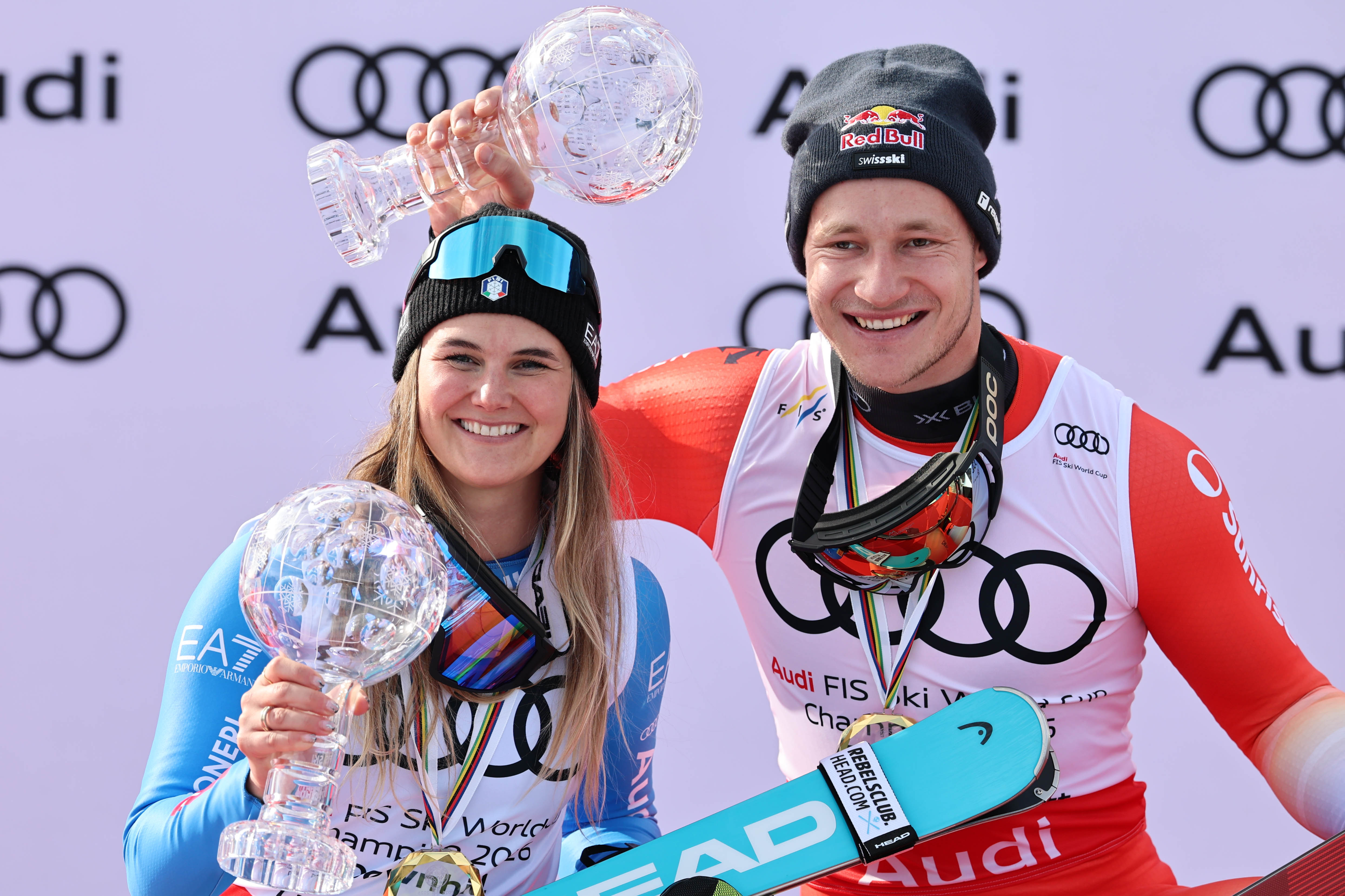 Laura Pirovano e Marco Odermatt, la coppa di discesa 2025-2026 è affar loro ©Pentaphoto