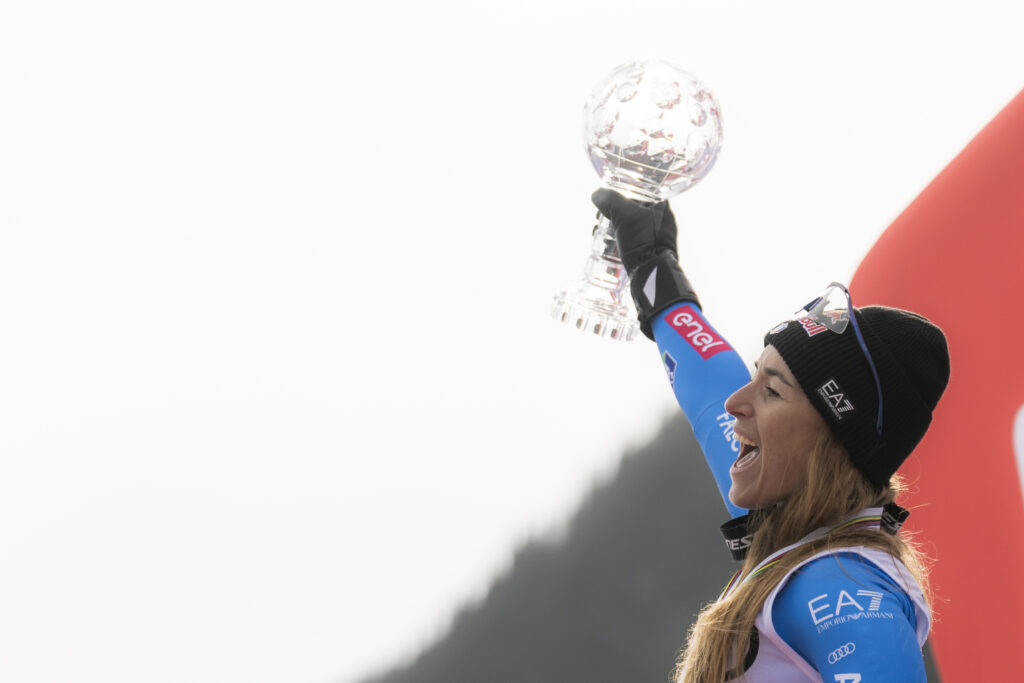 Sofia Goggia con la coppa di specialità in superG ©Pentaphoto
