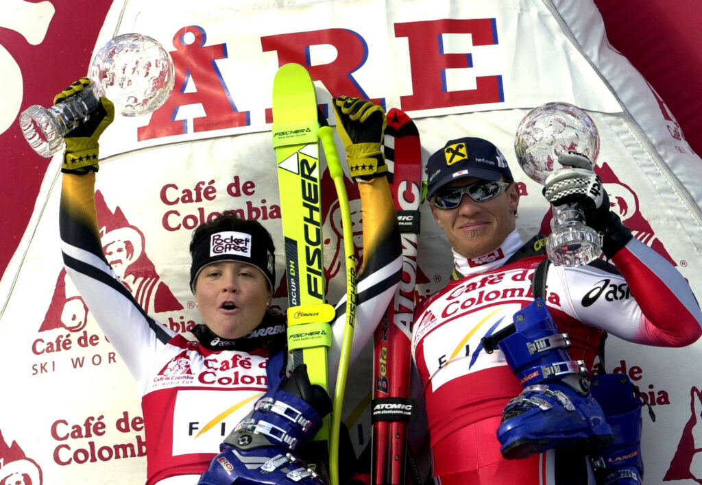 Isolde Kostner ed Hermann Maier con la coppa di discesa. Stagione 2000-2001 ©Pentaphoto