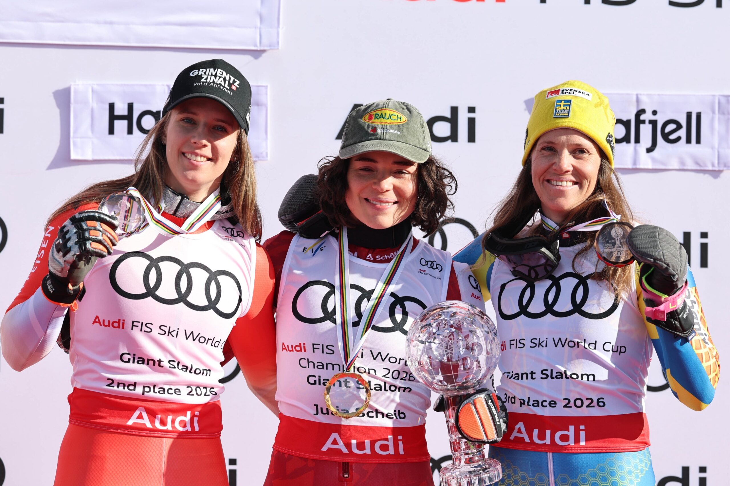Da sinistra: Camille Rast, Julia Scheib e Sara Hector, il podio della Coppa di gigante stagione 2025-2026 ©Pentaphoto