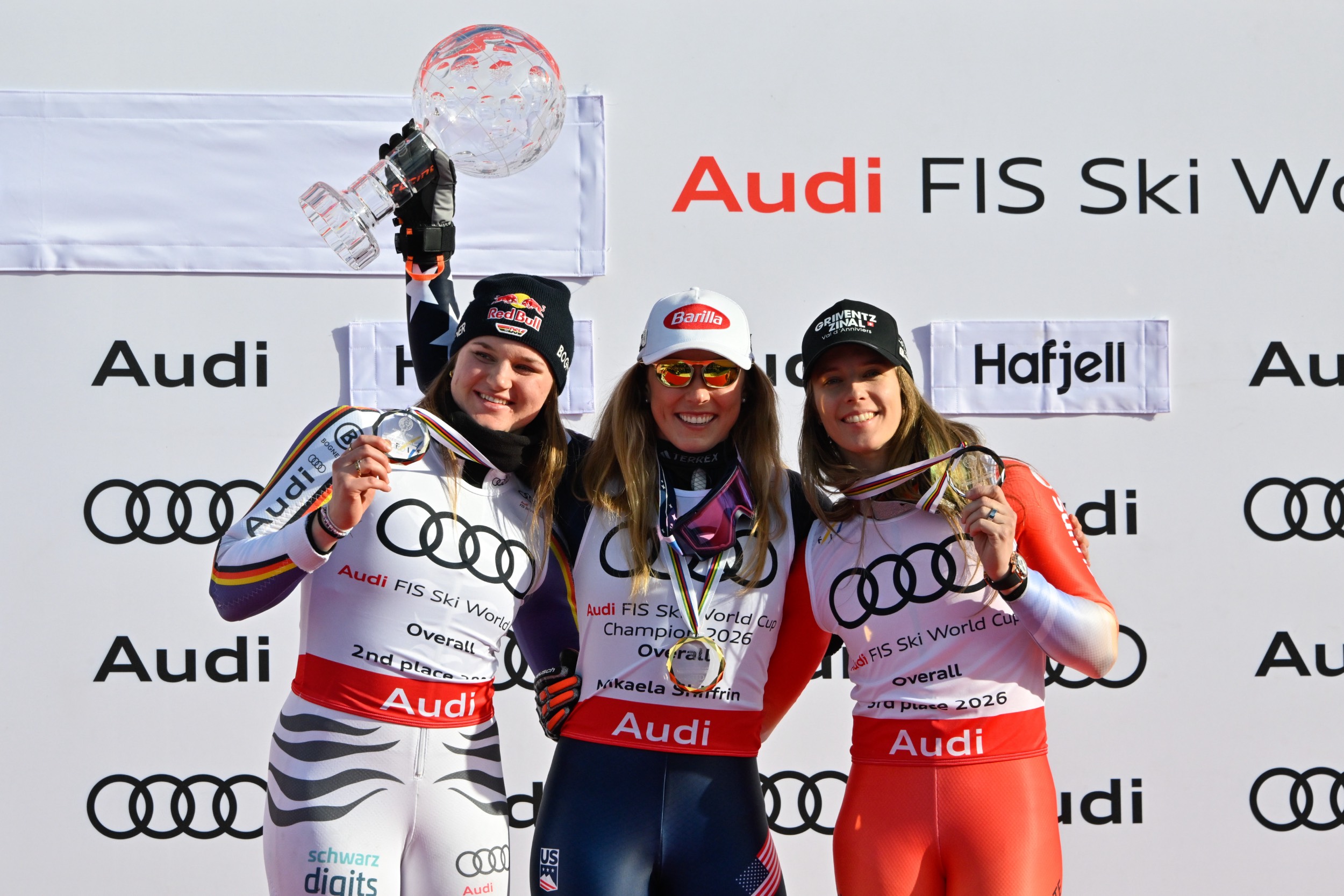 Emma Aicher, Mikaela Shiffrin e Camille Rast sul podio della classifica generale 2025-2026 (@Pentaphoto)