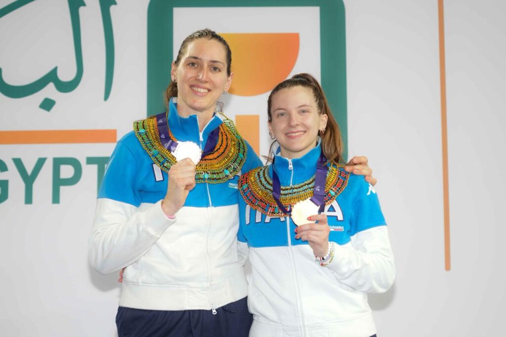 Martina Batini e Martina Favaretto, rispettivamente seconda e prima al Cairo, in Egitto, nella tappa di Coppa del Mondo di fioretto femminile ©Bizzi/Federscherma