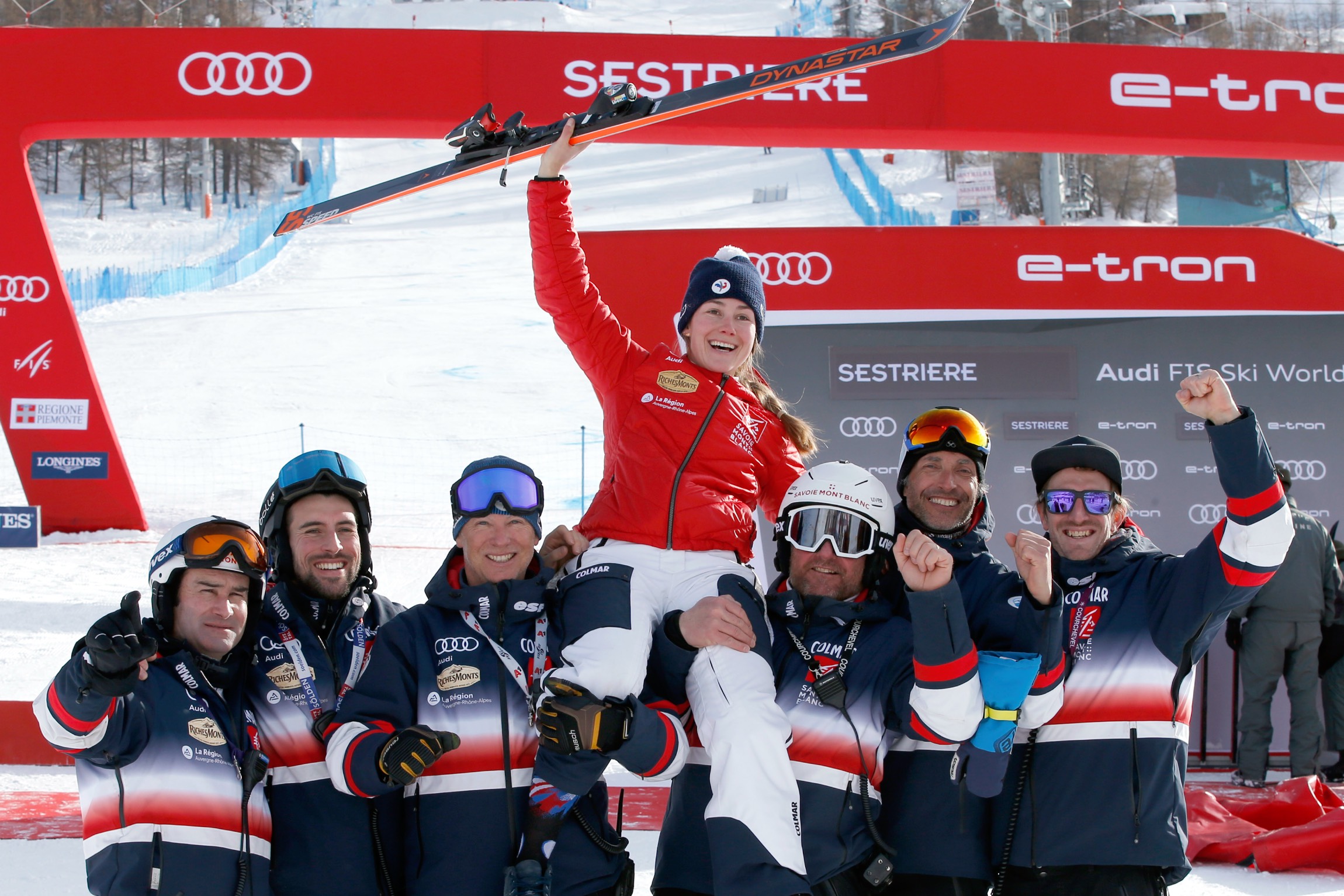 Clara Direz festeggiata dopo la prima e unica vittoria in Coppa del Mondo a Sestriere ©Pentaphoto