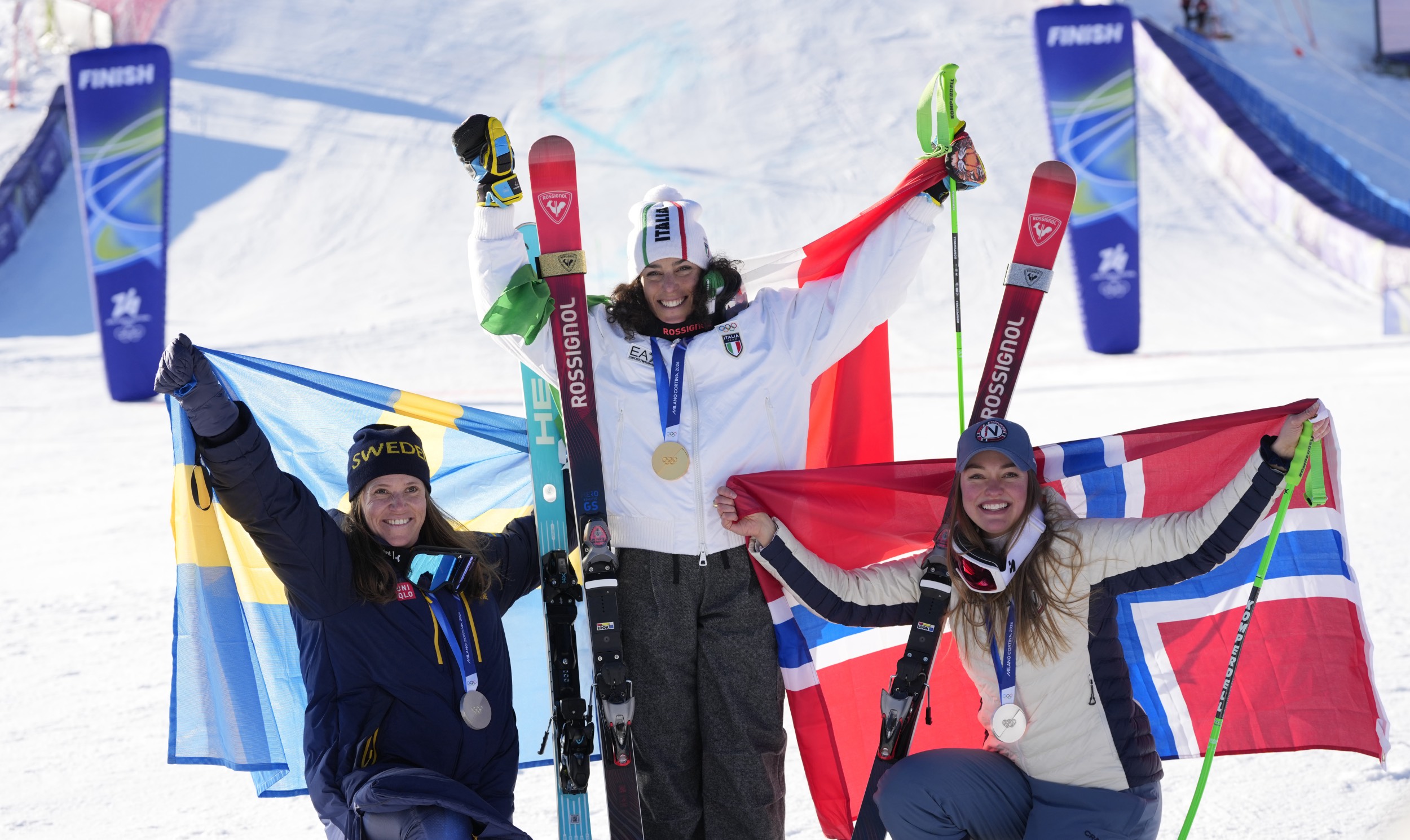 Deborah Compagnoni con la Coppa di slalom gigante 1997 Sara Hector, Federica Brignone, Thea Louise Stjernesund: il podio del gigante olimpico a Cortina 2026 ©Pentaphoto
