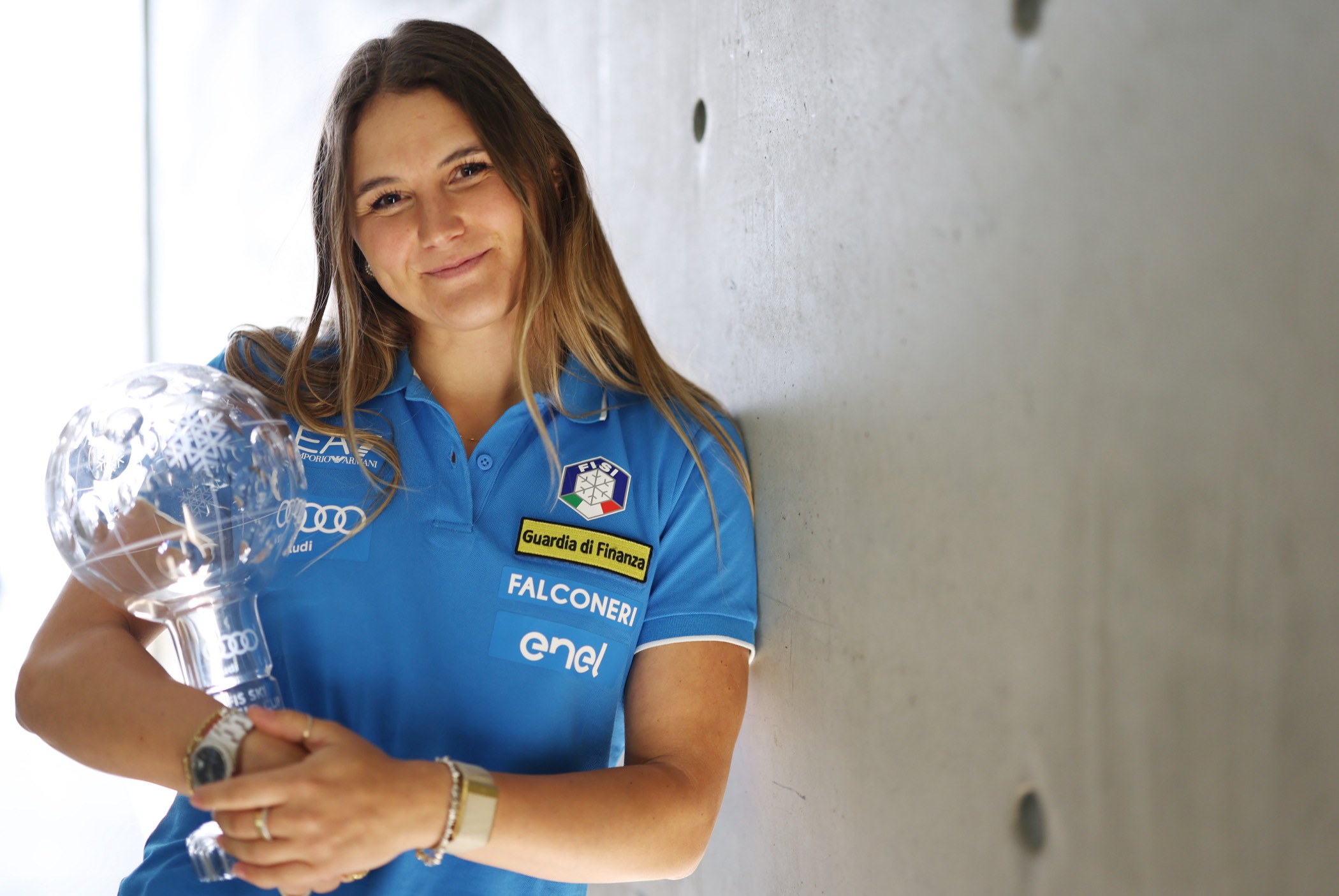 Laura Pirovano in posa al FISI Media Day con la Coppa di specialità in discesa libera ©Pentaphoto
