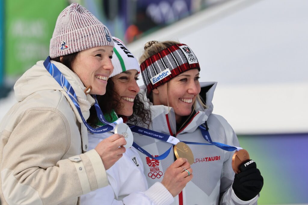 Romane Miradoli, Federica Brignone, Cornelia Hütter sul podio del superG a Milano-Cortina 2026 ©Pentaphoto