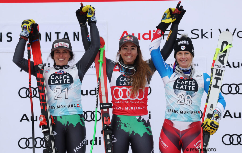 Crans Montana, 26 febbraio 2023. Il podio della discesa libera, da sinistra: Federica Brignone, Sofia Goggia, Laura Gauché ©Pentaphoto
