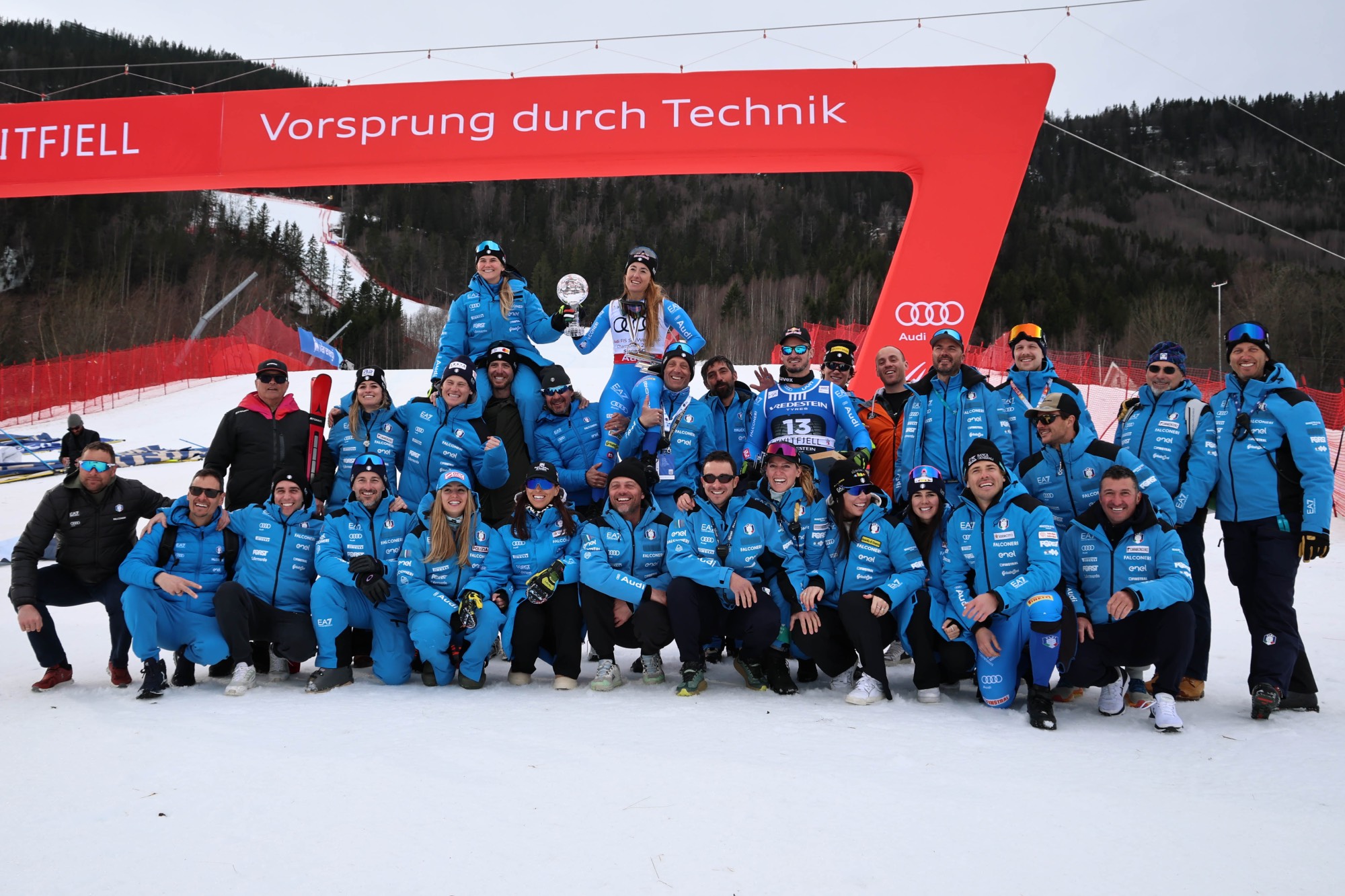 Pirovano, Goggia con tutto il gruppo azzurro dei tecnici (maschi compresi) in festa ©Pentaphoto