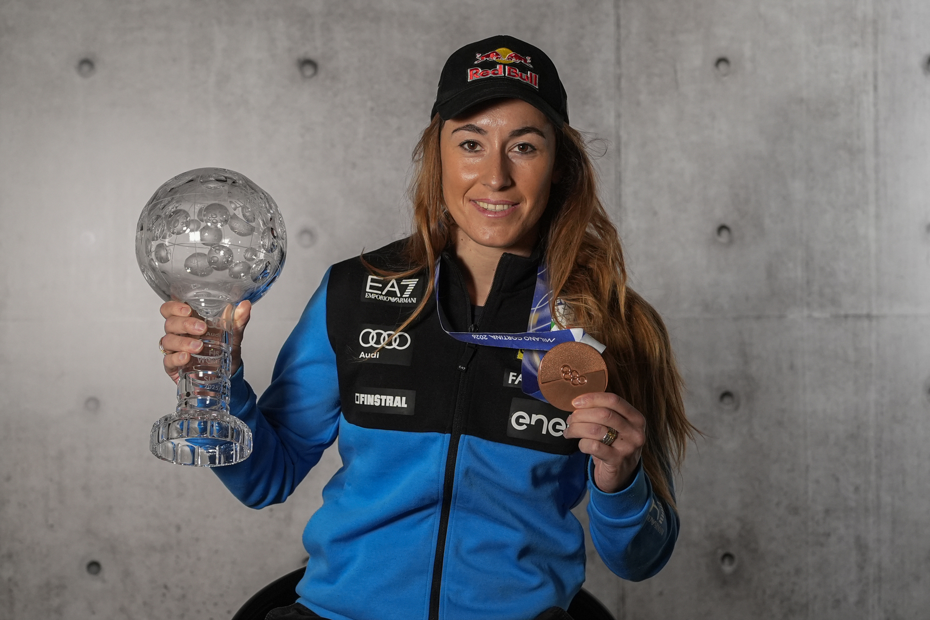 Sofia Goggia al FISI Media Day con la Coppa del Mondo di superG, prima per lei in carriera, seconda per l’Italia femminile ©Pentaphoto