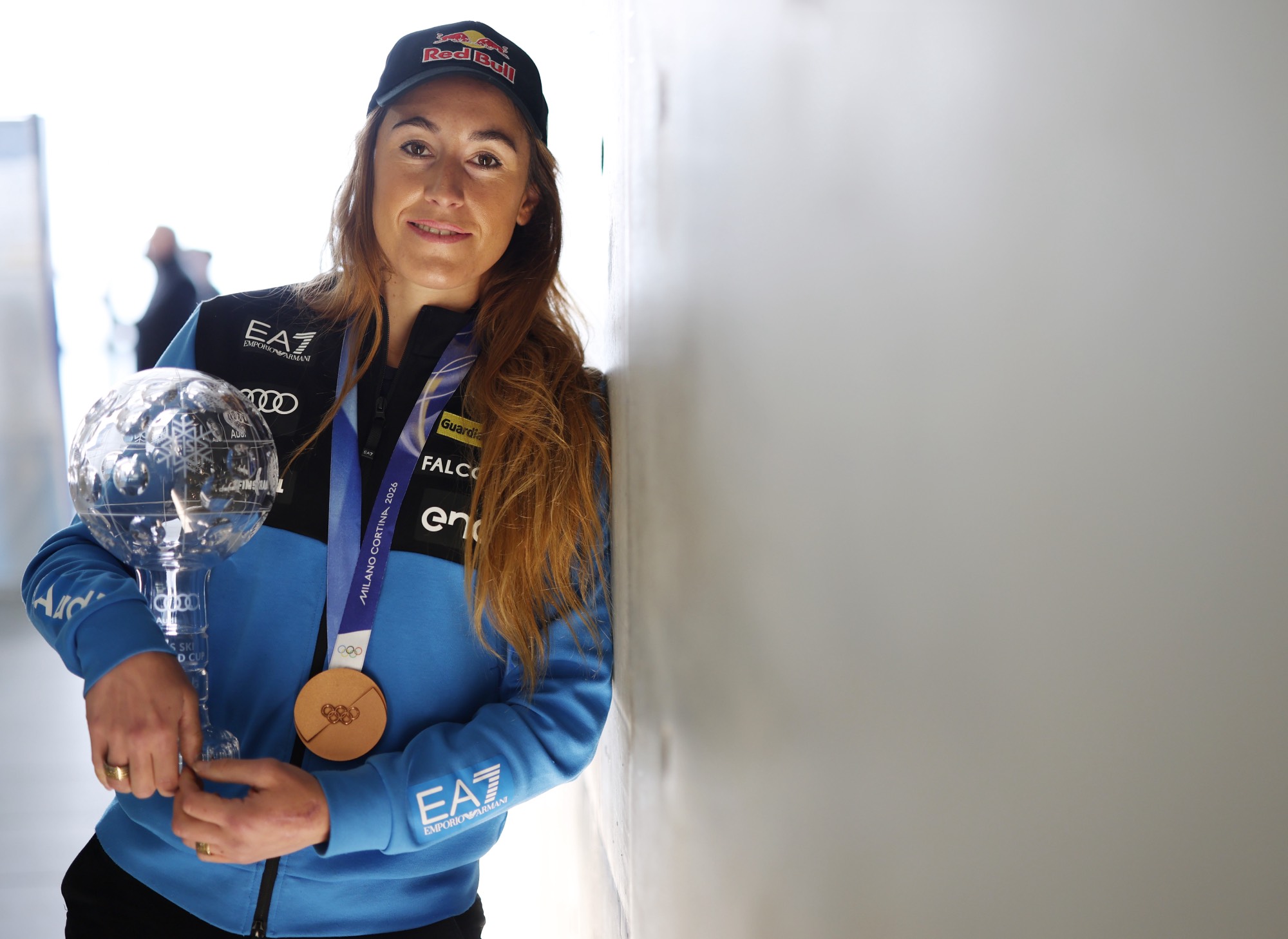 Sofia Goggia al FISI Media Day con la Coppa del Mondo di superG, prima per lei in carriera, seconda per l’Italia femminile. Al collo il bronzo olimpico in discesa a Milano-Cortina 2026 ©Pentaphoto