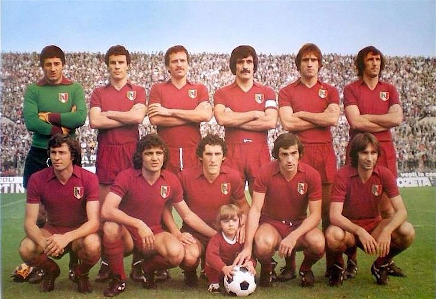 L'undici 1976-1977 del Torino, con il Tricolore sul petto. Il secondo in alto da sinistra è il neo-arrivato Danova, dal Cesena: fin lì, il difensore più pagato di sempre in serie A