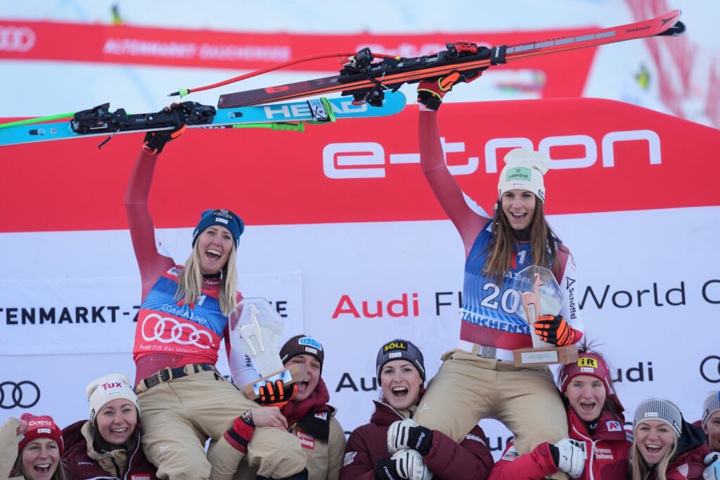 Cornelia Hütter con Mirjam Puchner. La seconda, austriaca, 34 anni, si ritira dopo 2 vittorie e 9 podi in Coppa, un argento olimpico in superG, uno iridato in discesa ©Pentaphoto