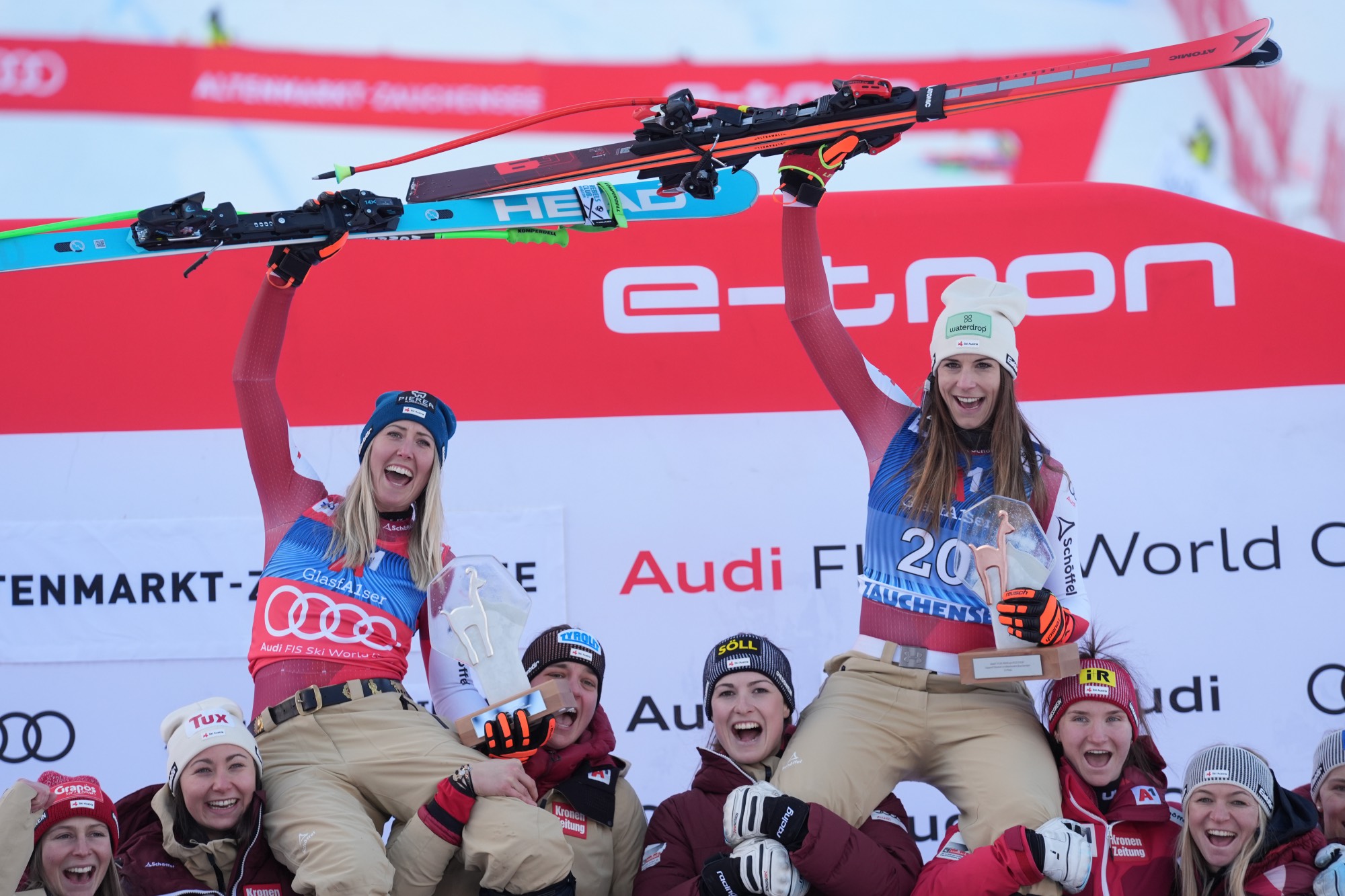 Cornelia Hütter con Mirjam Puchner. La seconda, austriaca, 34 anni, si ritira dopo 2 vittorie e 9 podi in Coppa, un argento olimpico in superG, uno iridato in discesa ©Pentaphoto