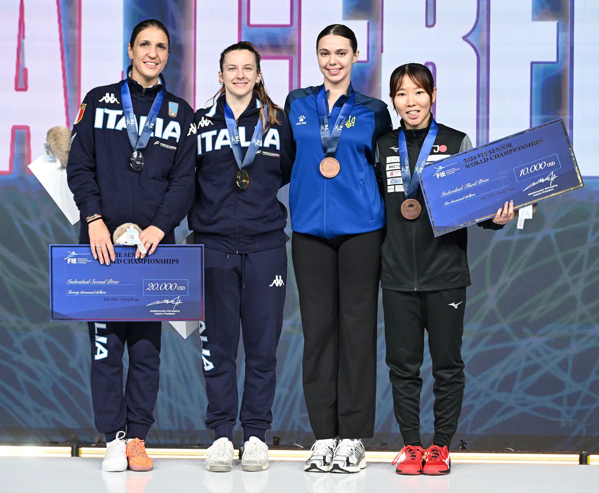 Il podio del fioretto femminile individuale al Mondiale di Hong Kong 2026 ©BizziTeam