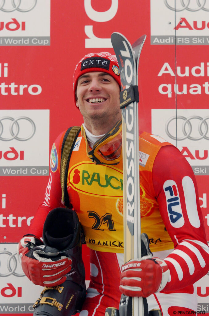 Alberto Schieppati sul podio a Kranjska Gora il 28 febbraio 2004: fu secondo dietro Bode Miller e davanti ad Alexander Ploner  ©Pentaphoto