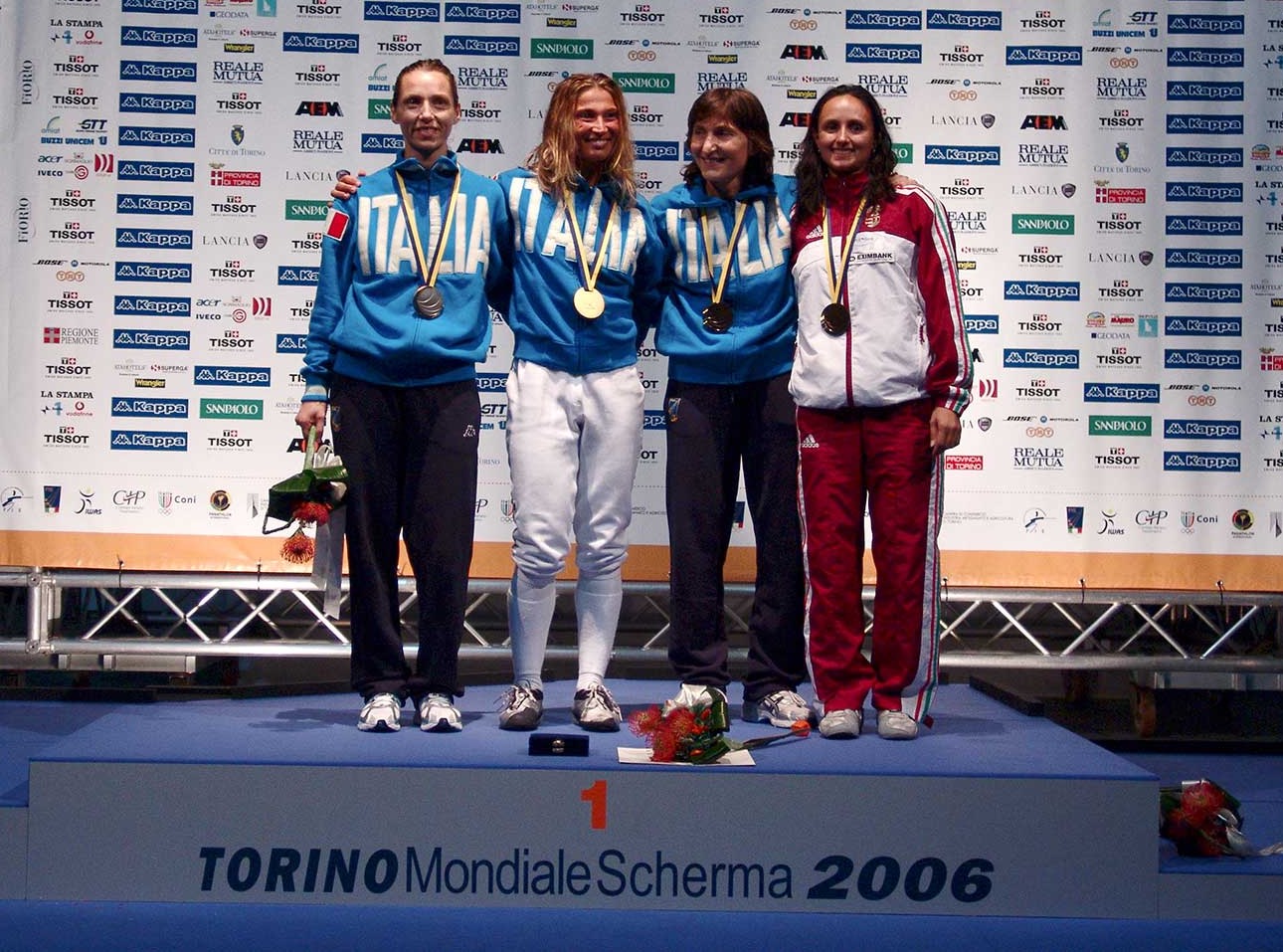 ll podio del fioretto femminile ai Mondiali di Torino 2006: da sinistra, Valentina Vezzali, Margherita Granbassi, Giovanna Trillini e Aida Mohamed
