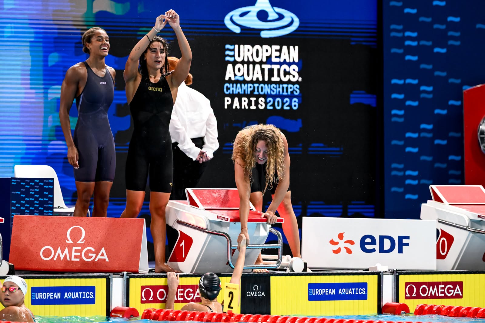 Da sinistra: Curtis, Menicussi, Taratino impegnata a congratularsi con Mao. Argento clamoroso per la 4x100sl femminile ©FIN