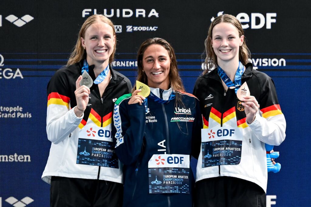 Podio 800sl a Parigi 2026. Da sinistra: Gose, Germania, argento; Quadarella, Italia, oro; Werner, Germania, Bronzo ©FIN