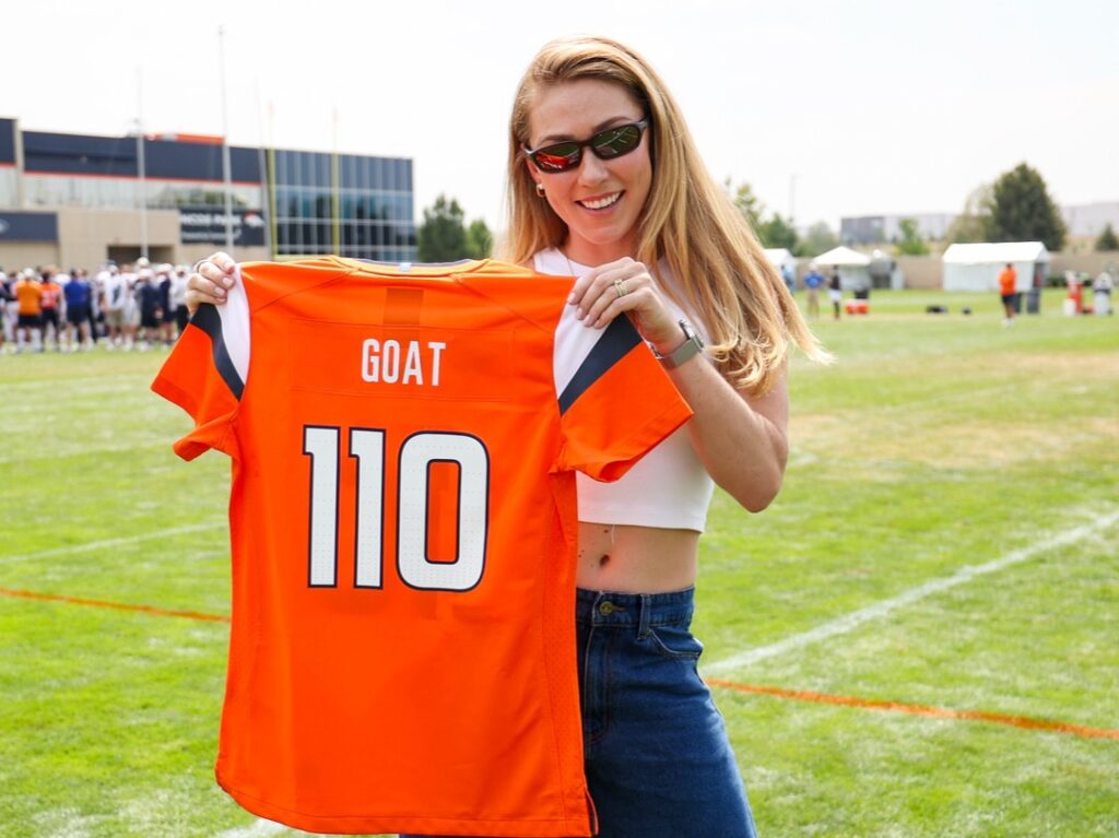 Mikaela Shiffrin con una maglia "speciale" dei Denver Broncos ©Instagram