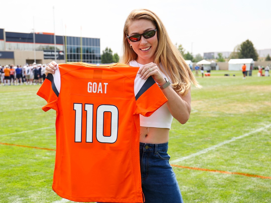 Mikaela Shiffrin con una maglia "speciale" dei Denver Broncos ©Instagram