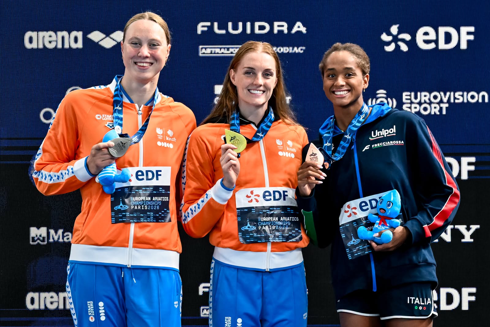 Da sinistra, il podio dei 100m stile libero donne: Milou Van Wijk (Paesi Bassi), argento; Marrit Steenbergen (Paesi Bassi), oro; Sara Curtis (Italia), bronzo ©FIN