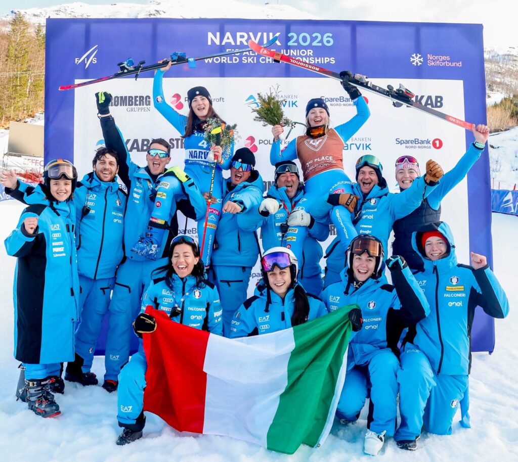 Trocker e Bieler, oro e bronzo nel gigante femminile di Narvik, mondiali juniores, portate in trionfo dal gruppo azzurro