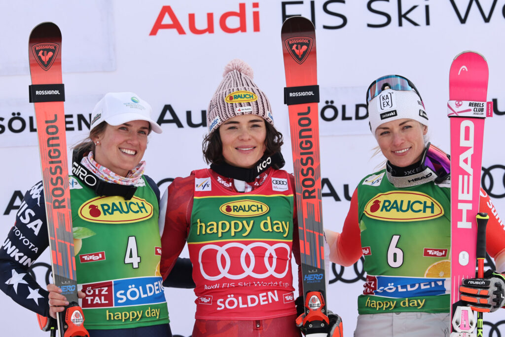 Paula Moltzan, Julia Scheib, Lara Gut-Behrami: il podio di Sölden lo scorso 25 ottobre, prima gara della stagione 2025-2026 ©Pentaphoto