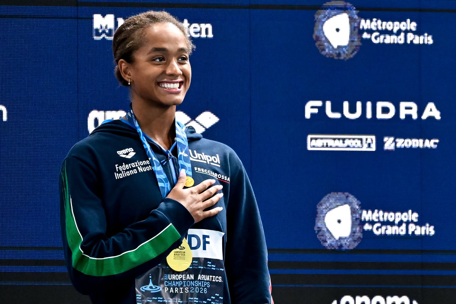 Sara Curtis, primo oro individuale senior della carriera. Sui 50m dorso, con record del mondo, agli Europei 2026 ©FIN