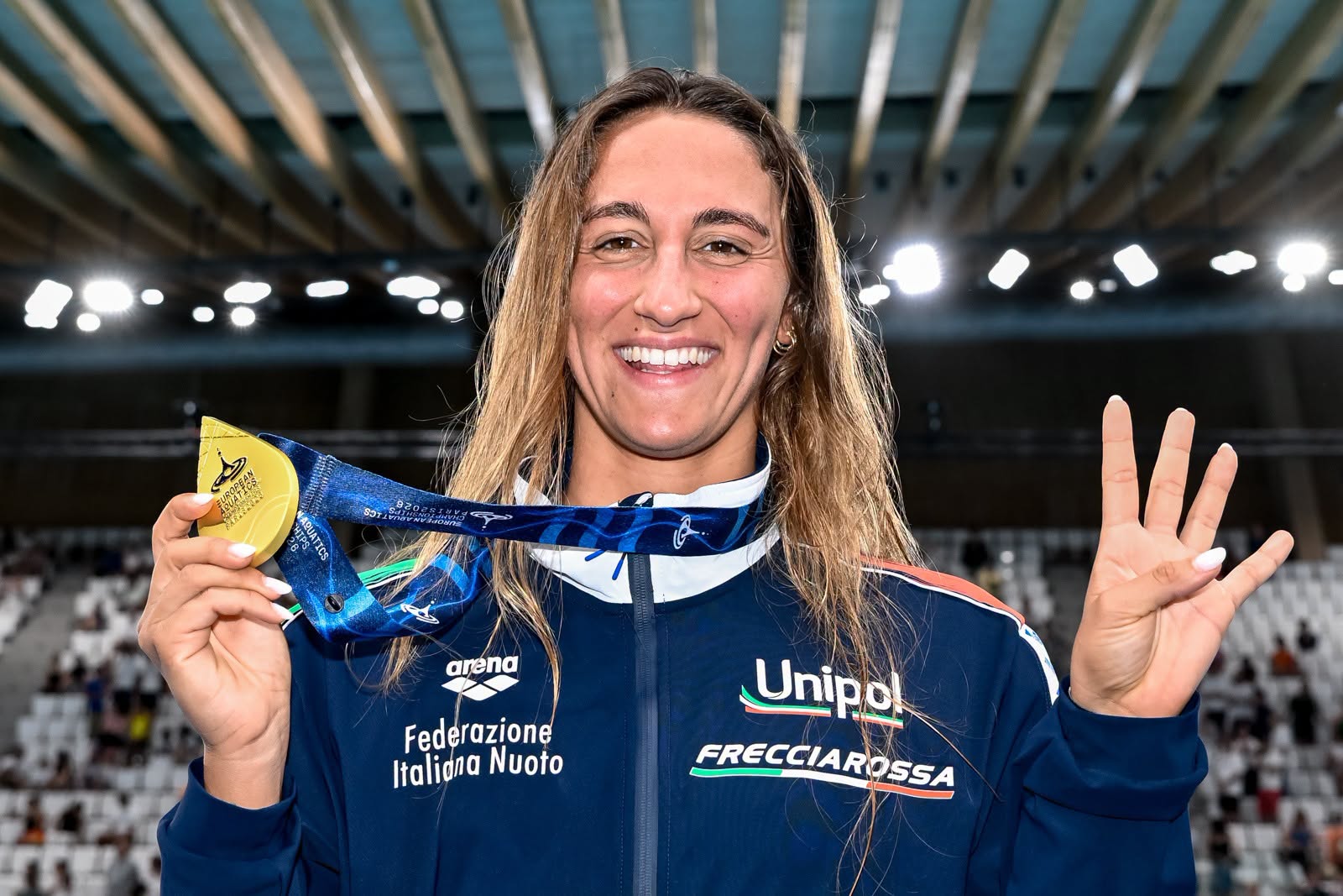 Simona Quadarella indica i suoi quattro trionfi europei sui 1500sl ©FIN