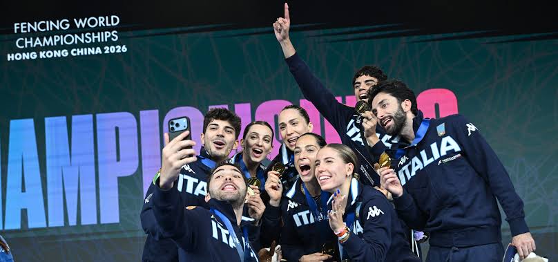 Fiorettisti e spadiste d'oro a squadre a Hong Kong 2018 ©BizziTeam