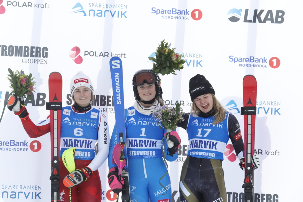 Da sinistra: Raich (Austria), argento; Trocker (Italia), oro; Kanto (Finlandia), bronzo. Il podio dello slalom speciale ai Mondiali jr. di Narvik, lo scorso 14 marzo 2026 Photo: Marius Gulliksrud