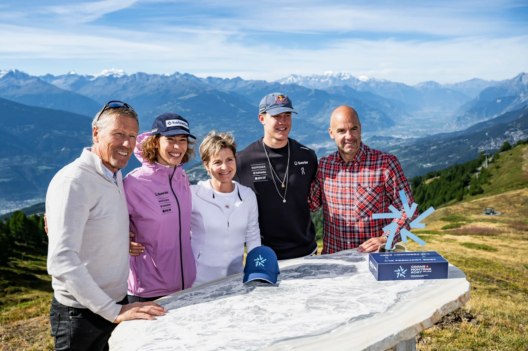 Da sinistra, a Crans-Montana: Pirmin Zurbriggen, Michelle Gisin, Erika Hess, Franjo von Allmen e Didier Défago ©Jean-Christophe Bott/Keystone