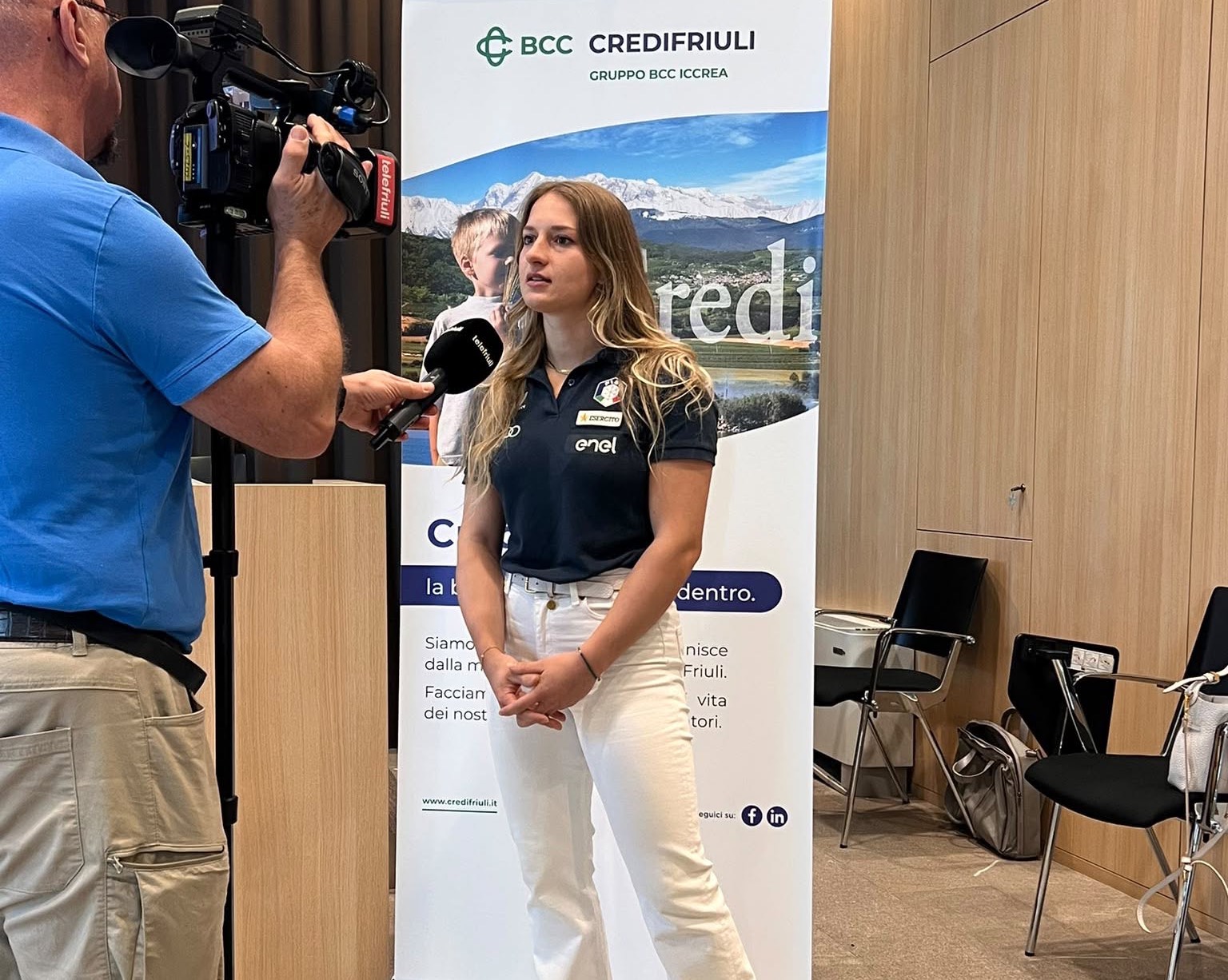Lara Della Mea intervista dai media a Udine ©PagFBCrediFriuli