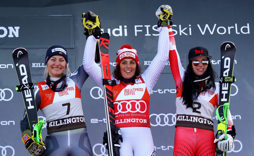 Killington, 24 novembre 2018. Il podio del gigante femminile. Da sinistra: Mowinkcel (NOR) 2ª; Brignone (ITA) 1ª; Brunner (AUT) 3ª ©Pentaphoto