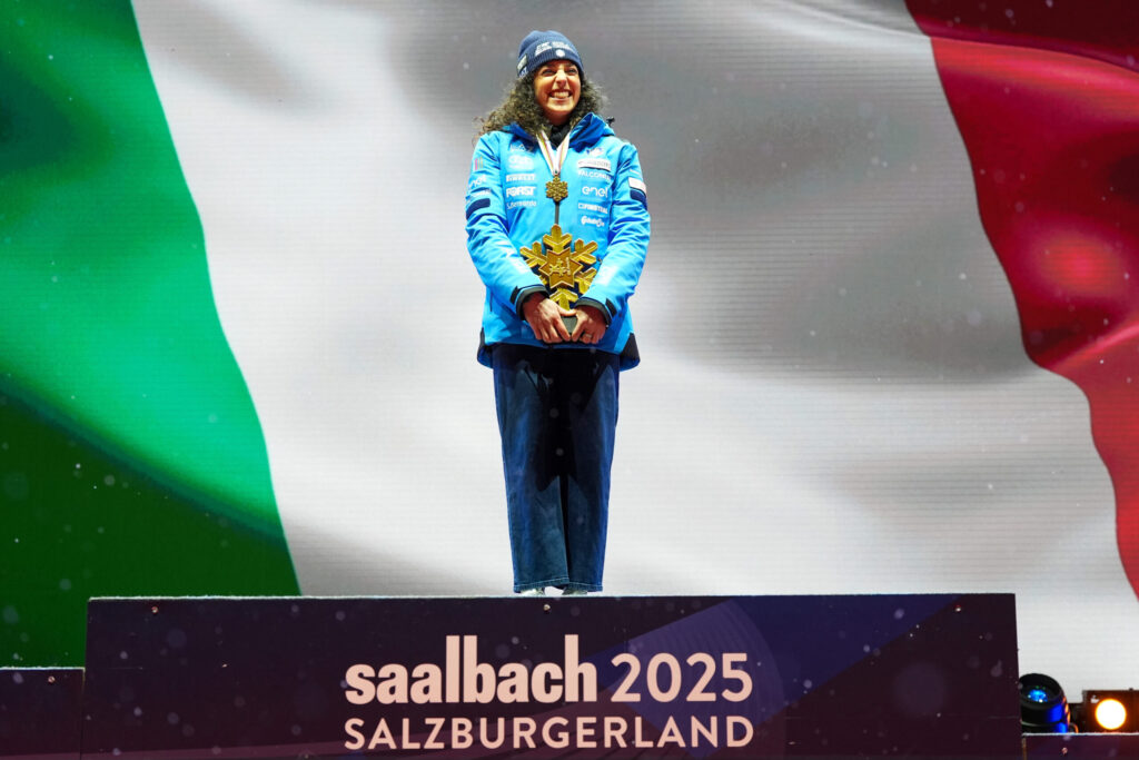 Federica Brignone, cerimonia ufficiale di premiazione slalom gigante femminile a Saalbach-Hinterglemm 2025 ©Pentaphoto