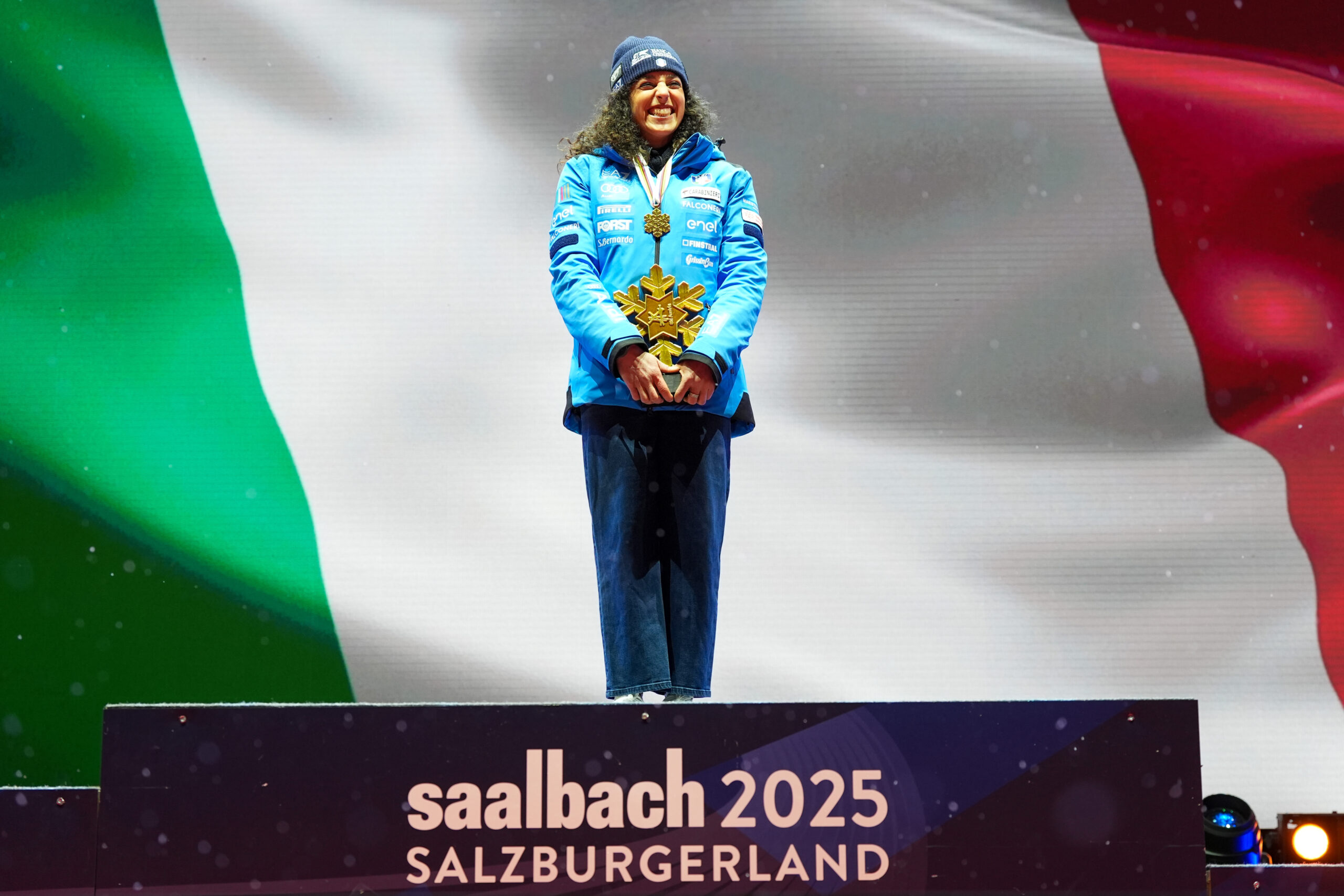 Federica Brignone, cerimonia ufficiale di premiazione slalom gigante femminile a Saalbach-Hinterglemm 2025 ©Pentaphoto