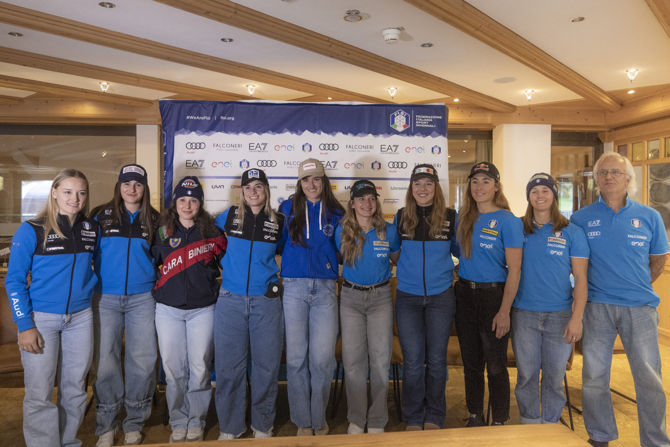Gigantiste a Sölden lo scorso 24 ottobre 2025 alla vigilia del gigante. Da sinistra: Mathiou, Valleriani, Platino, Zenere, Valleriani, Della Mea, Collomb, Goggia, Ghisalberti e il DT Gianluca Rulfi. ©Pentaphoto