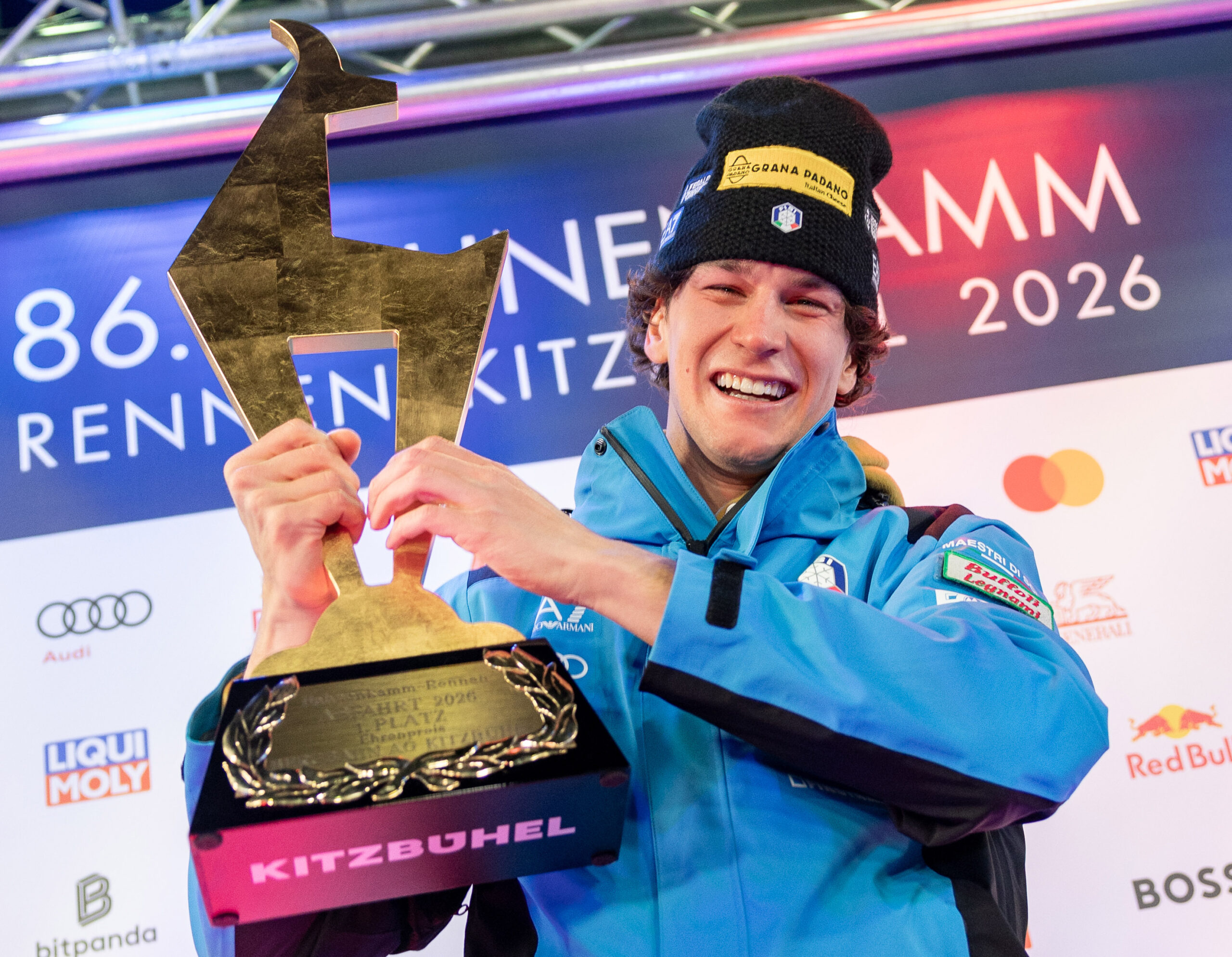 Kitzbühel, 24 gennaio 2026: momento indimenticabile per Giovanni Franzoni, alla cerimonia ufficiale della discesa libera, vinta! ©Pentaphoto