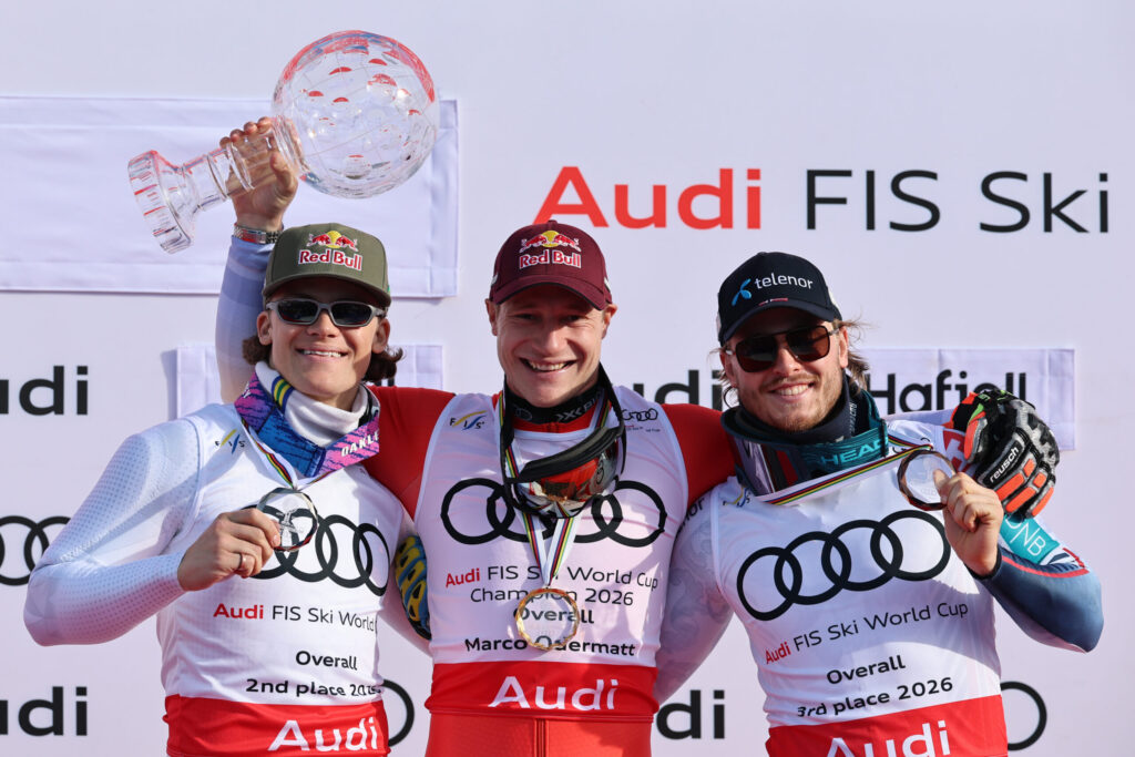 Hafjell, 25 marzo 2026. Il podio della classifica generale maschile in Coppa del Mondo, 60ª edizione. Da sinistra: Lucas Pinheiro Braathen (BRA), 2§°; Marco Odermatt (SUI), 1°; Atle Lie McGrath (NOR), 3° ©Pentaphoto