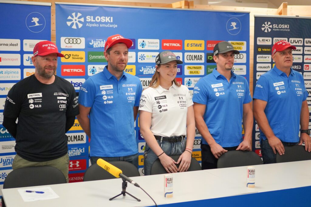 Conferenza stampa per, da sinistra: Aleš Rogelj, Aleš Valenti, Neja Dvornik, Žan Kranjec e Denis Šteharnik Foto: ©Sloski