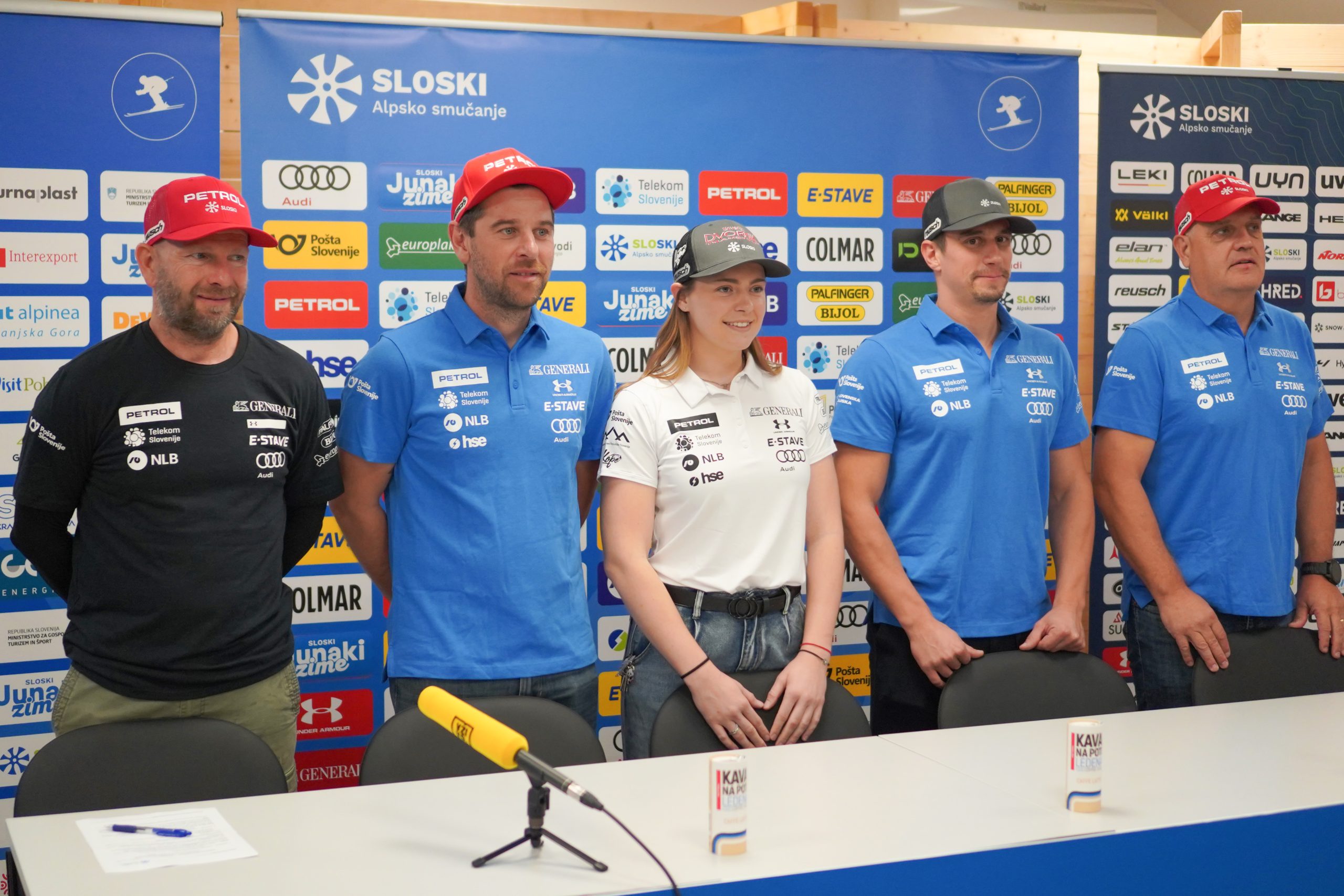 Conferenza stampa per, da sinistra: Aleš Rogelj, Aleš Valenti, Neja Dvornik, Žan Kranjec e Denis Šteharnik Foto: ©Sloski