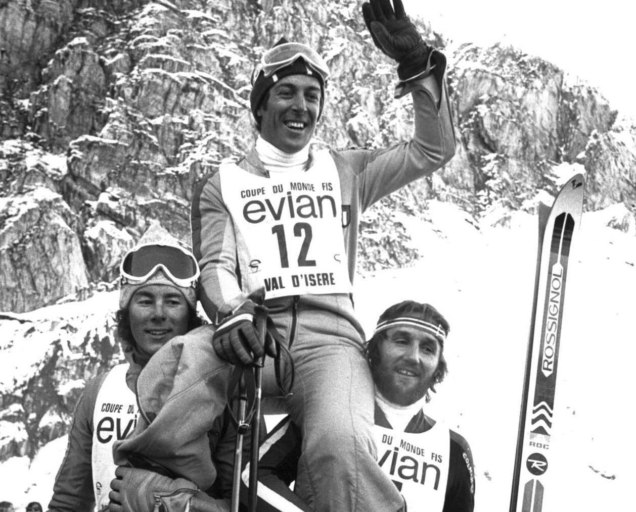 Val v'isère, 5 dicembre 1975. Il podio dello slalom speciale maschile. Da sinistra: ©PentaphotoStenmark (SWE), 2°; Gustav Thöni, (ITA), 1°; Pierino Gros (ITA), 3° ©Pentaphoto
