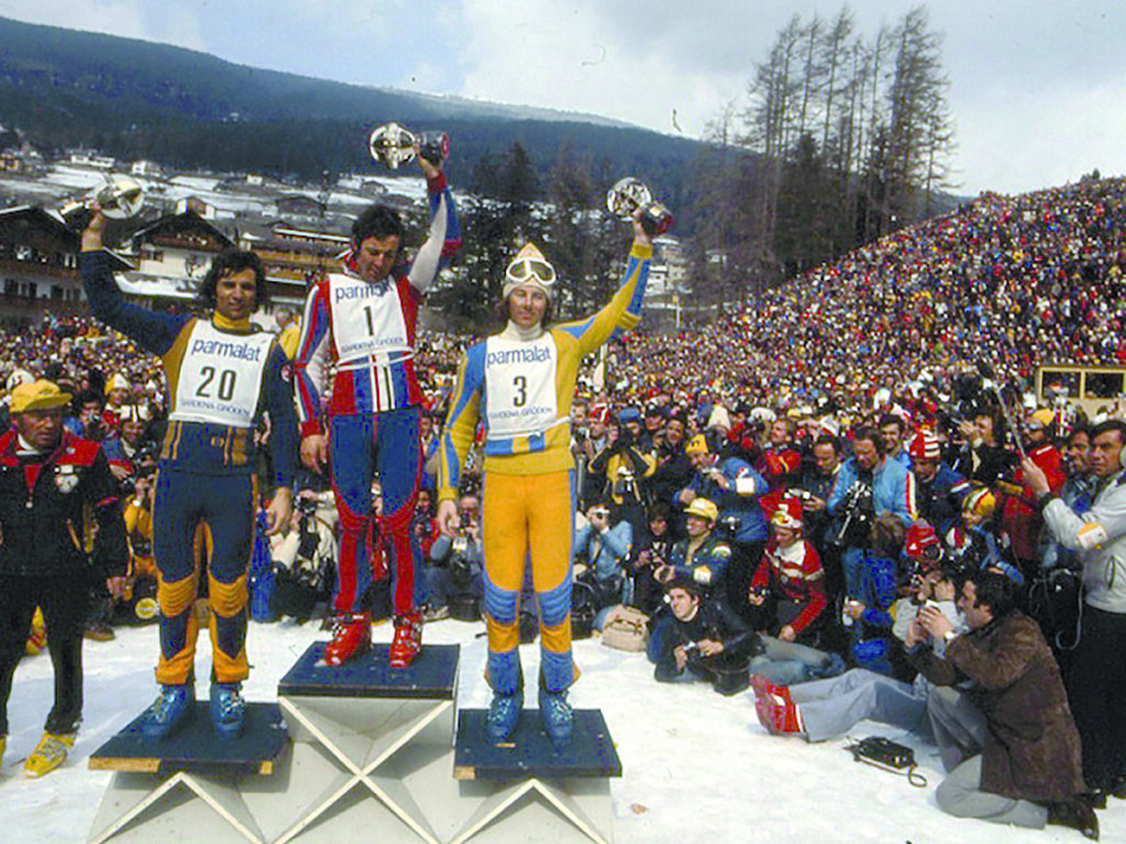 E' il 23 marzo 1975. Si assegna la Coppa del Mondo maschile a Ortisei, in Val Gardena. Il podio del parallelo. Da sinistra: Tresch, Thöni, Stenmark.