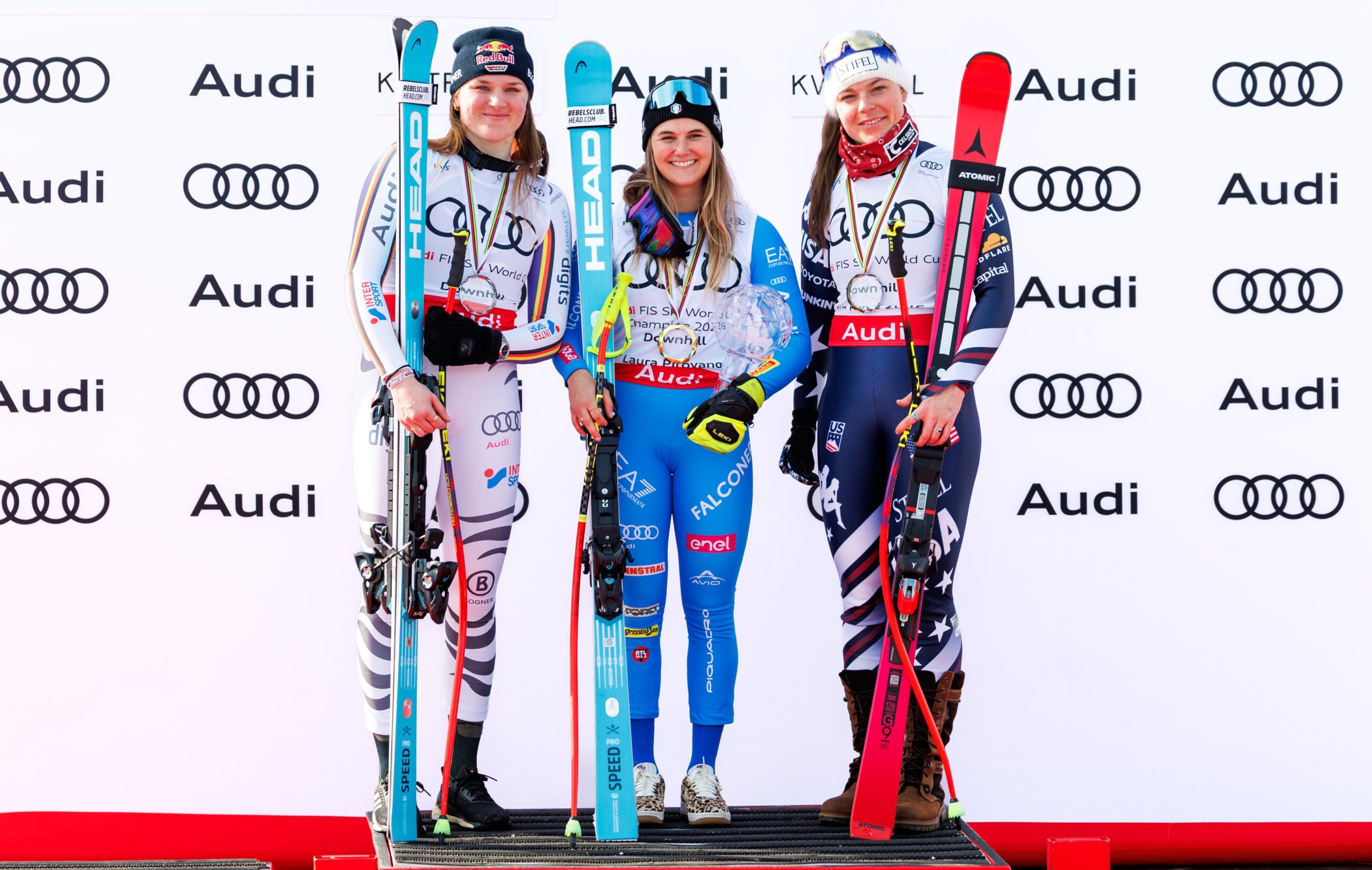 Il podio finale della classifica di discesa libera 2025-2016. Da sinistra: Emma Aicher (GER) 2ª; Laura Pirovano (ITA) 1ª; Breezy Jonson (USA) 3ª ©GEPA