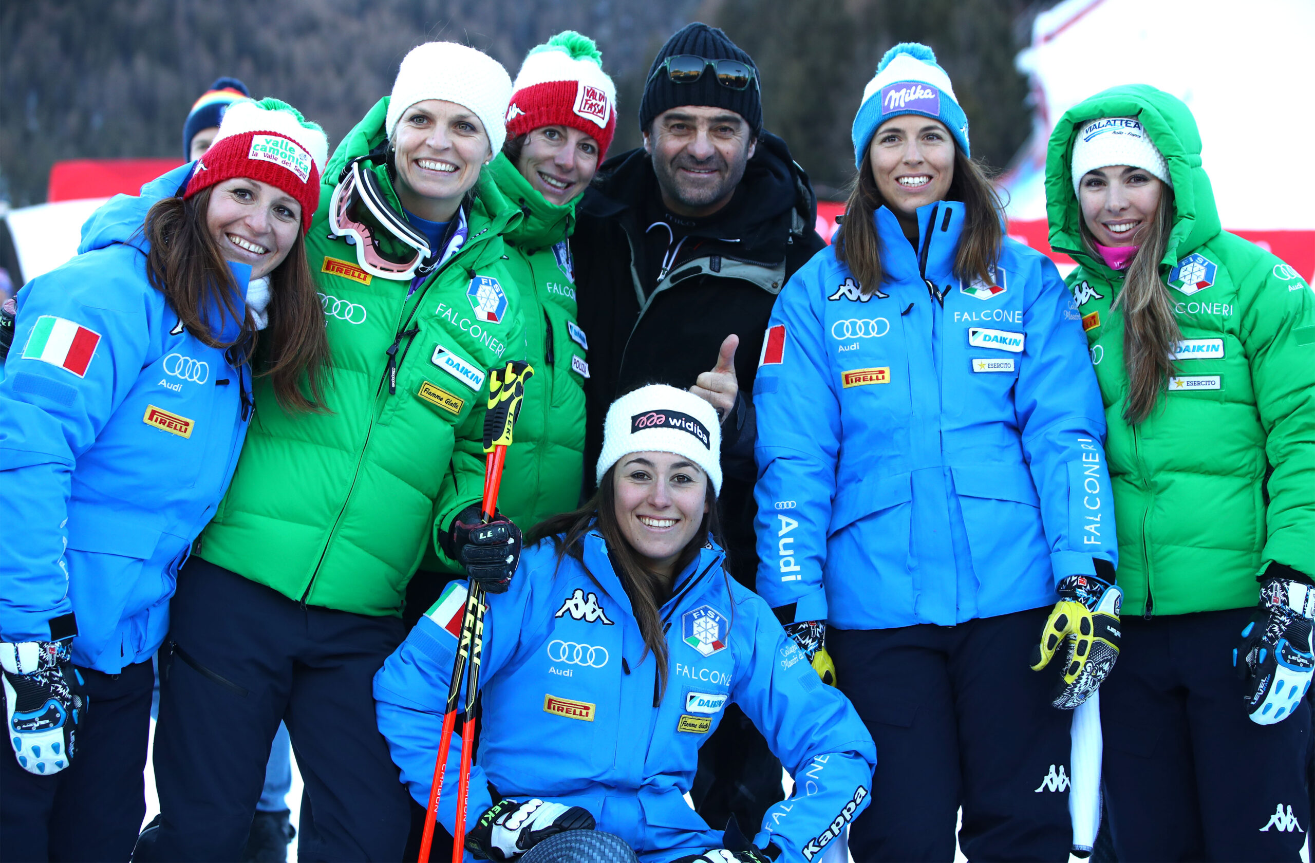 Kronplatz, 24 gennaio 2017. Da sinistra: Elena Fanchini, Manuela Mölgg, Chiara Costazza, Alberto Tomba, Elena Curtoni, Francesca Marsaglia e, in basso, Sofia Goggia ©Pentaphoto