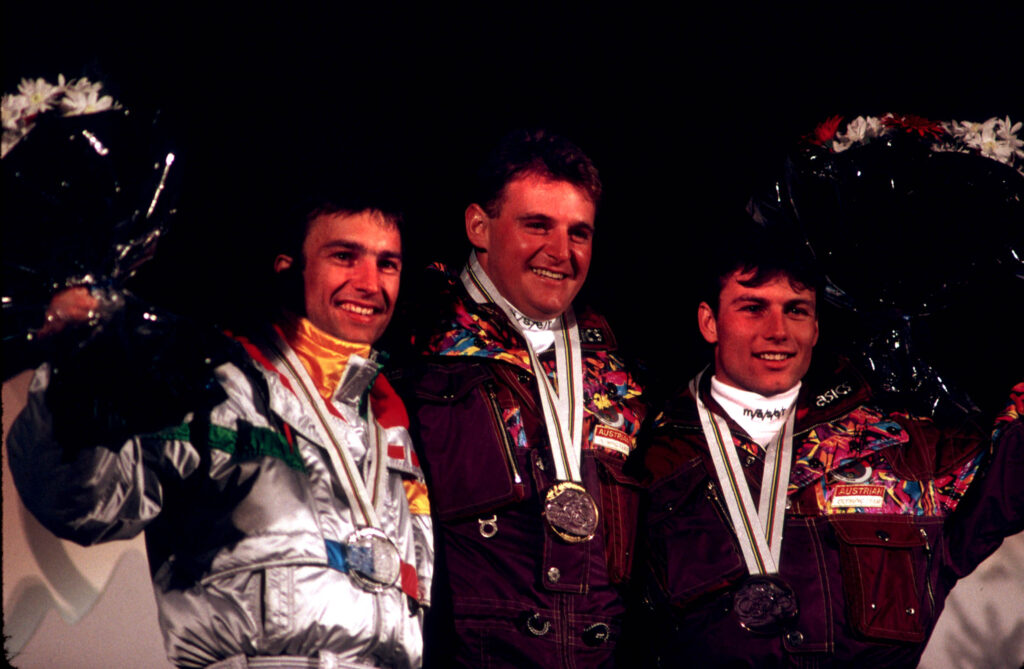 Olimpiadi Albertville 1992, il podio della discesa libera maschile. Da sinistra: Franck Piccard (FRA, 2°; Patrick Ortlieb (AUT), 1°; Günther Mader (AUT) 3° ©Pentaphoto