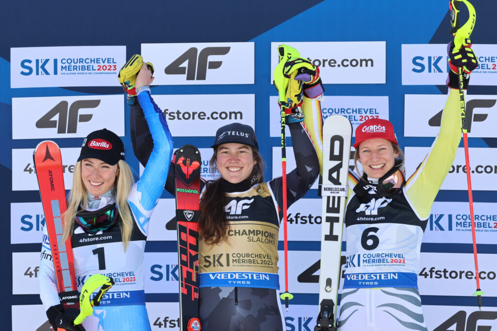 Meribel, 18 febbraio 2023. Il podio dello slalom speciale mondiale. Da sinistra: Mikaela Shiffrin (USA), argento; Laurence St-Germain (CAN) oro; Lena Dürr (GER) bronzo ©Pentaphoto