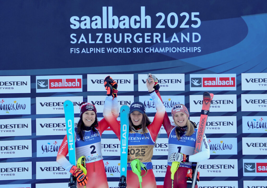 Wendy Holdener, Camille Rast, Katharina Liensberger sul podio dello slalom all'ultimo Mondiale, Saalbach 2025 ©Pentaphoto