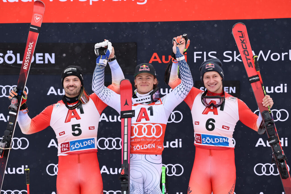 Rettenbach, 25 ottobre 2026: gli svizzeri Meillard e Odermatt fanno da "valletti" al campione olimpico Braathen, primo a Sölden come nel 2021 ©Pentaphoto
